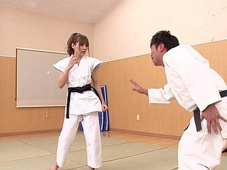 Herrliche japanische Karate Mädchen entscheiden, einige Hahn Reiten zu puncheon