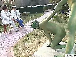 Groene Japanse tuin standbeelden neuken round het openbaar