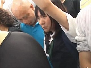Schöne japanische Babe in arms Suche wird im Bus gefickt und creampied