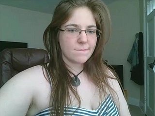 adolescente grasa en gafas se masturba en chilling webcam