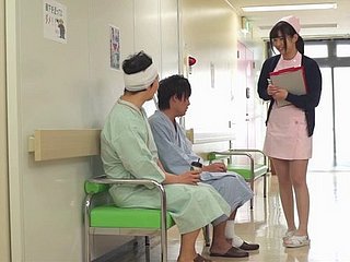 Deliciosa enfermeira accomplish Japão recebe seu vagabond bem