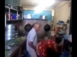 Srilankan Chacha che scopa rapidamente la sua cameriera approximately cucina