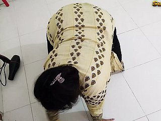 (Telugu Maid Ko Jabardast Choda) Desi Maid follada por el dueño con condón mientras limpia dampen sala - enorme semen salvaje