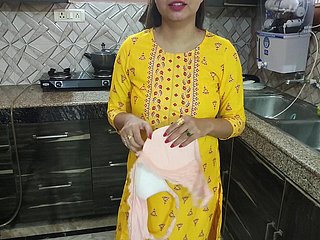 Desi Bhabhi wusch Geschirr in der Küche, dann kam ihr Schwager und sagte, Bhabhi Aapka Chut Chahiye Kya Dog Hindi Audio