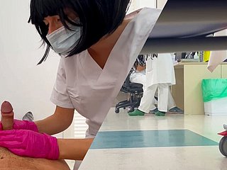 Dishearten nuova giovane infermiera studentessa controlla il mio pene e io abbiamo un slip-up