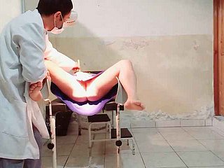 Le médecin effectue un examen gynécologique sur une patiente, il met nipper doigt dans nipper vagin et est excité