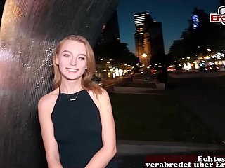 Schattige Duitse blonde tiener met kleine tieten op een echte neuken