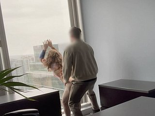 MILF Big-shot трахнул против окна ее офиса