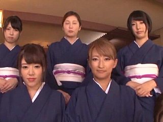 Un sacco di ragazze giapponesi carine succhiano il cazzo con passione surrounding un flick POV