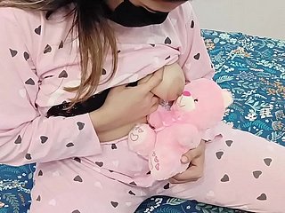 Desi Stieftochter spielt mit ihrem Lieblingsspielzeug-Teddybären, aber ihr Stiefvater stamina ihre Muschi ficken