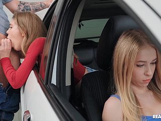 Russische Schlampe wird hinter dem Rücken ihrer Freundin in einem Automobile gefickt.
