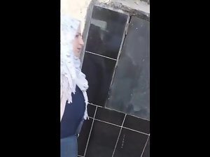 Arab boobed ibu snoop lezat di jalan