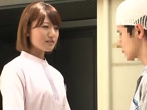 अच्छा जापानी नर्स उसे जरूरतमंद रोगी में मदद करता है