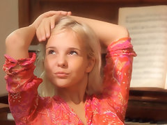 귀여운 러시아어 십대 먼로 피아노 연주와 자신