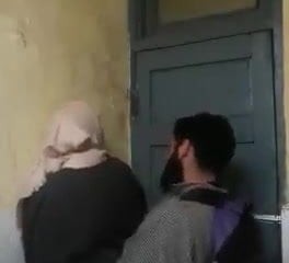 Hijab zus geneukt down universitaire badkamer