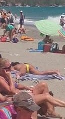 Meisje gevangen masturberen op het strand