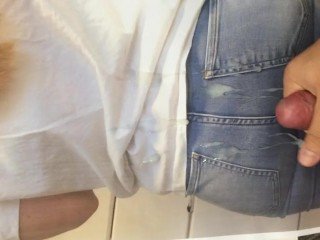 Cumshot pada keldai nice dalam seluar jeans Cum Extortion
