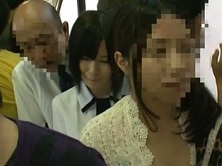 Eccentric действий и юбка Выстрелы в японском общественном автобусе