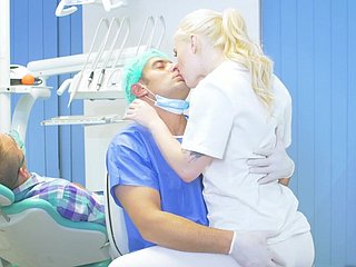 Fantasy seks z lekarzem podczas leczenia chłopaka