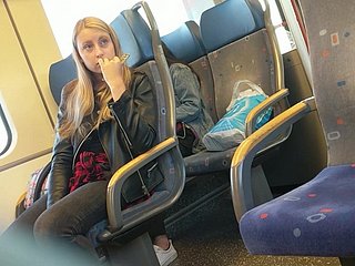 Menina no trem chocado com grande protuberância