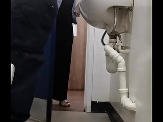 Flash-Hahn mit einer Frau almost der öffentlichen Urinal